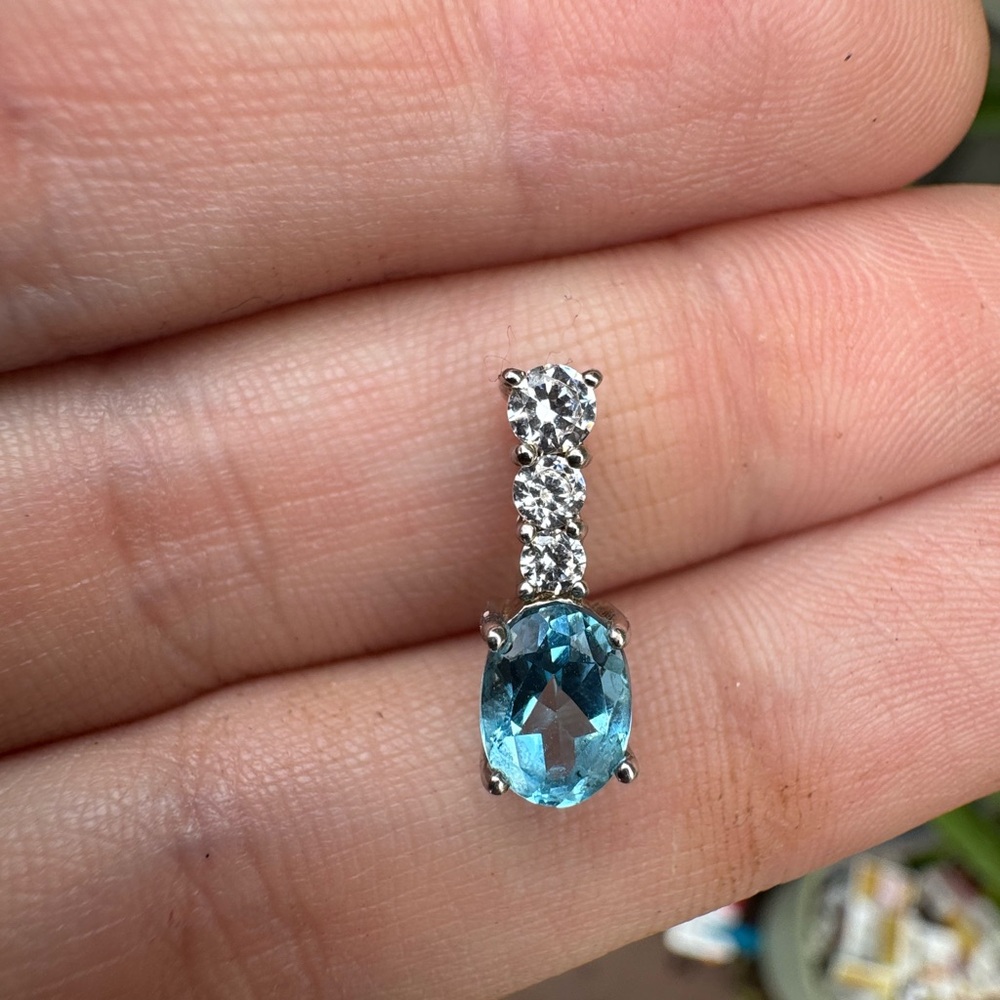Solid sterling genuine blue topaz/goshenite pendant _super sparkly - Picture 14 of 16